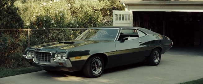 O ator Clint Eastwood, no papel de um americano patriota, acelerava o clássico Gran Torino, de 1972