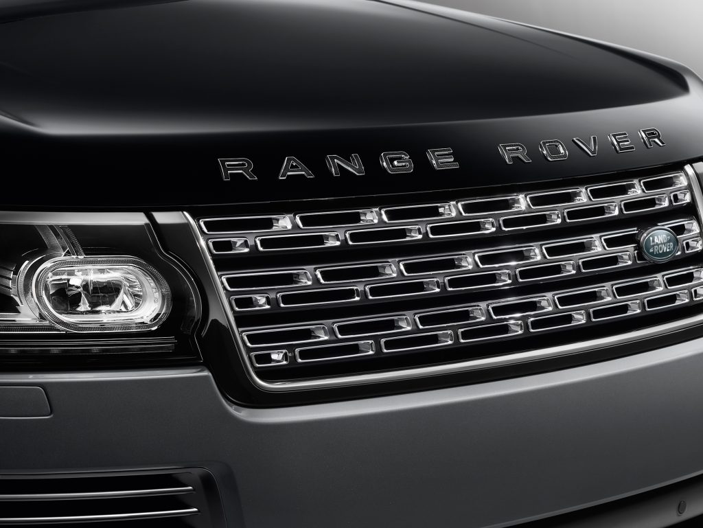 A grade frontal com acabamento em cinza e prata é um dos destaques do design deste Range Rover