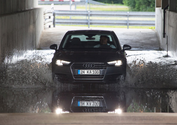 No teste INKA, o Audi A4 enfrenta água salgada para verificar sua resistência à corrosão