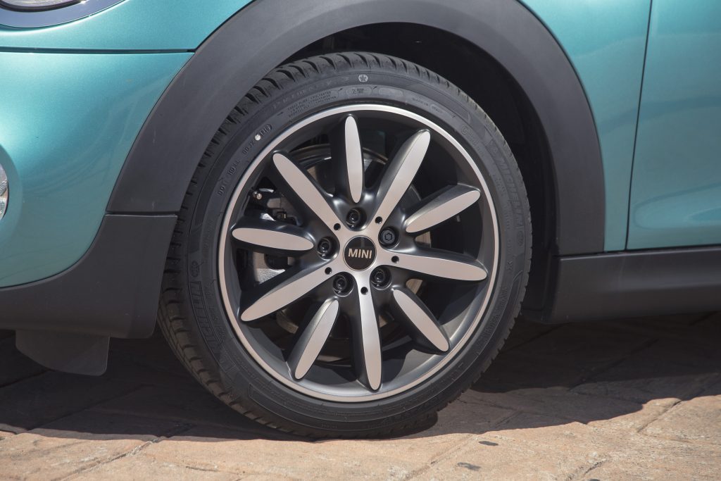 As bonitas rodas de liga leve são calçadas com pneus de perfil baixo
