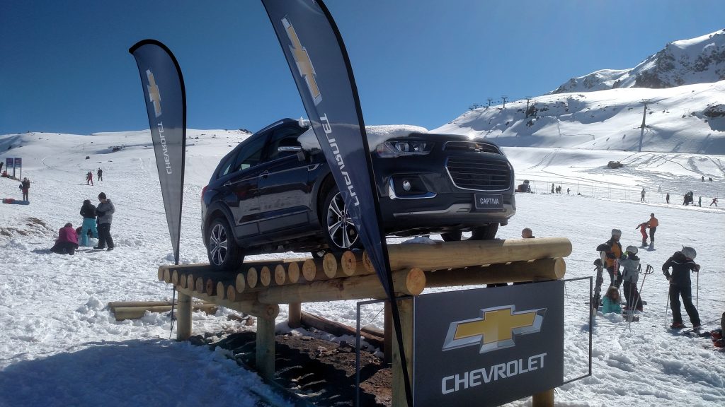 A GM aproveitou a temporada de inverno na estação de ski para mostrar o novo Chevrolet Captiva, que chega ao Brasil em 2017