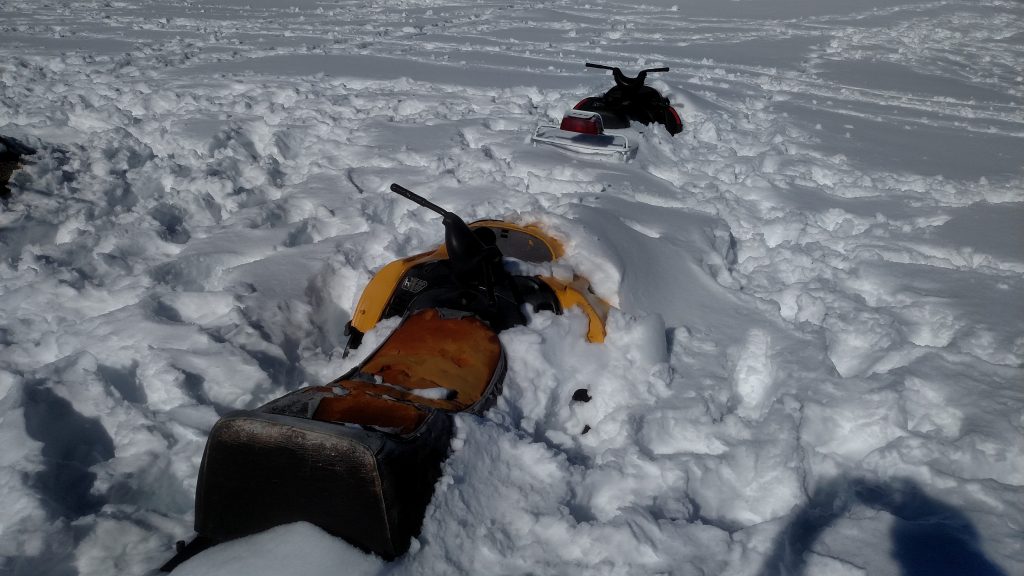 Com a nevasca, os dois snowmobiles (motos para andar na neve) ficaram literalmente enterrados
