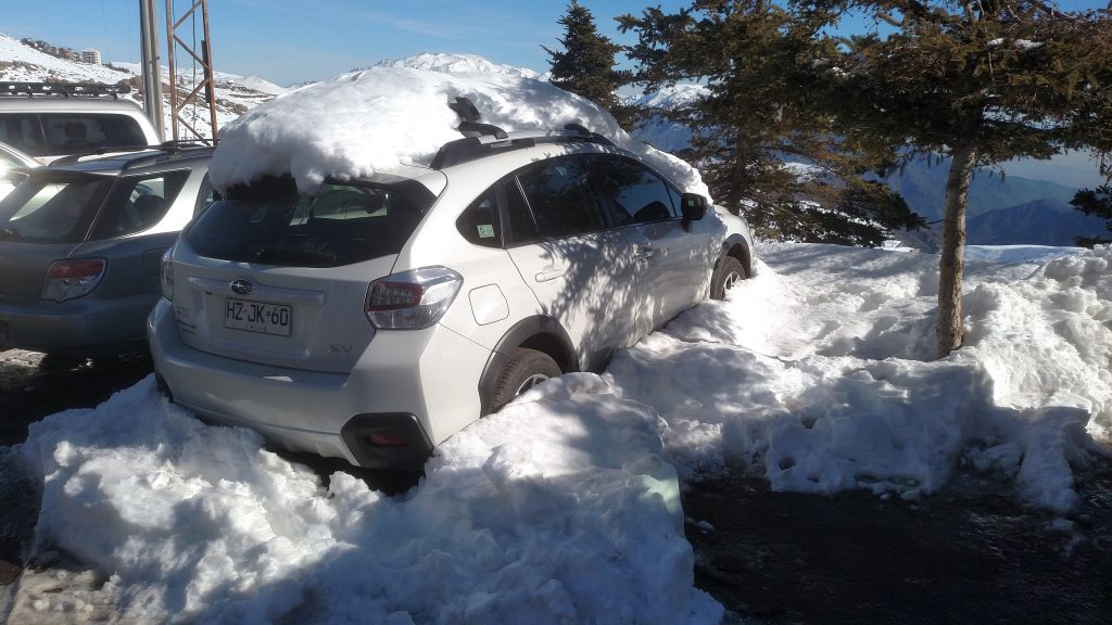 Com a nevasca que caiu nas noites anteriores, o Subaru adquiriu um "bagageiro de teto" branco