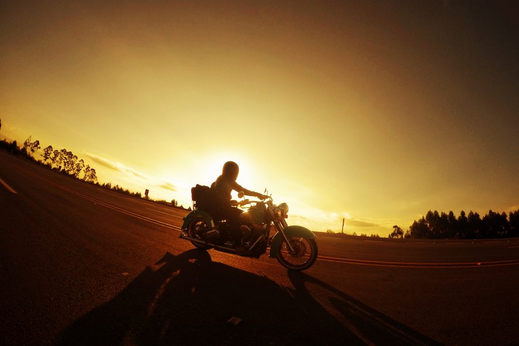 Exposição de fotos de motos da Triumph tem ao fundo belas paisagens de Minas e Nova York