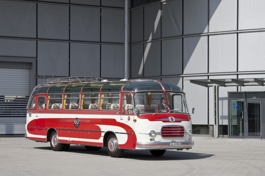 Um ônibus da marca Setra (1959), que pertencia ao Grupo Daimler, também foi destaque no comboio