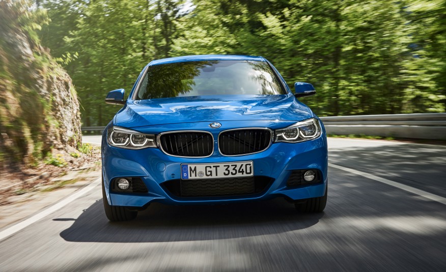 Os novos faróis e luzes auxiliares, com luzes em LED de série, garantem ao novo BMW Série 3 Gran Turismo um perfil mais esportivo