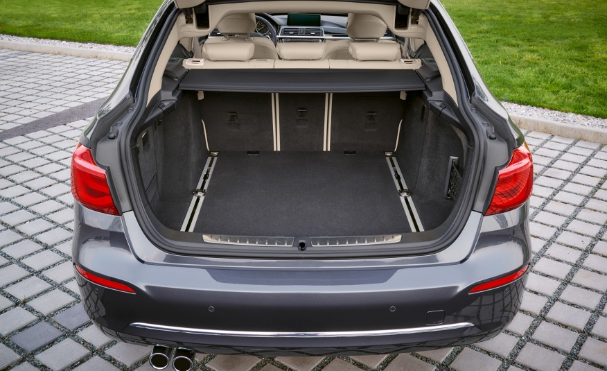 Um dos atrativos no novo BMW é o seu porta-malas, que é amplo e tem um acesso excelente porque a tampa abre até o teto