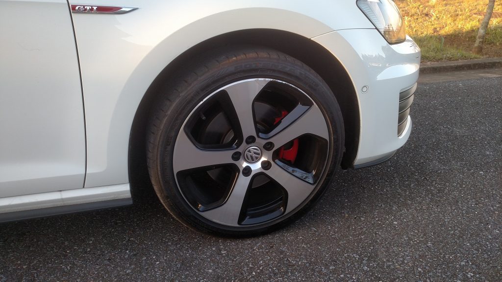 As bonitas rodas de liga de 18 polegadas deixam à mostra as pinças de freio vermelhas