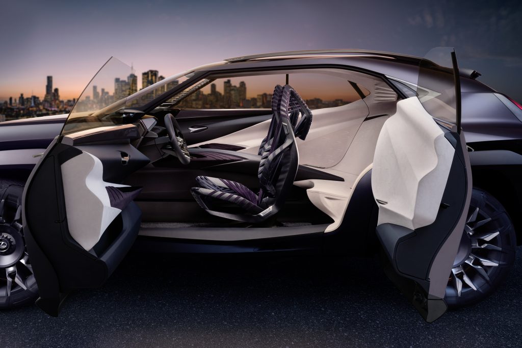 A Lexus, marca de luxo da Toyota, badalou em Paris o conceito UX, um SUV compacto, de quatro lugares, com forma de cupê, novo conceito de banco ( Kinetic Seat), tração 4x4, baixa distância em relação ao solo, grade dianteira bem destacada e linhas que vão inspirar os próximos utilitários da marca