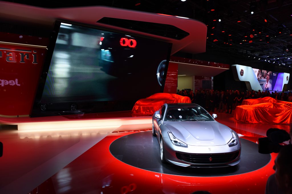 A estrela da Ferrari no Salão de Paris é o GTC4Lusso T, de quatro lugares, que é uma evolução do modelo de mesmo nome lançado no início do ano, mas com motor V8 turbo (de 610cv) em vez de V12 aspirado (de 690cv) e tração apenas em duas rodas, em vez de quatro