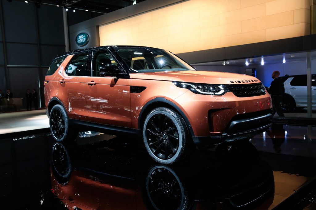 O novo Discovery faz estreia em Paris, com sete lugares, sistema que possibilita configurar remotamente (por smartphone) os bancos, ponto de wi-fi dentro do carro, nove portas USB e seis pontos de recarga (12V)