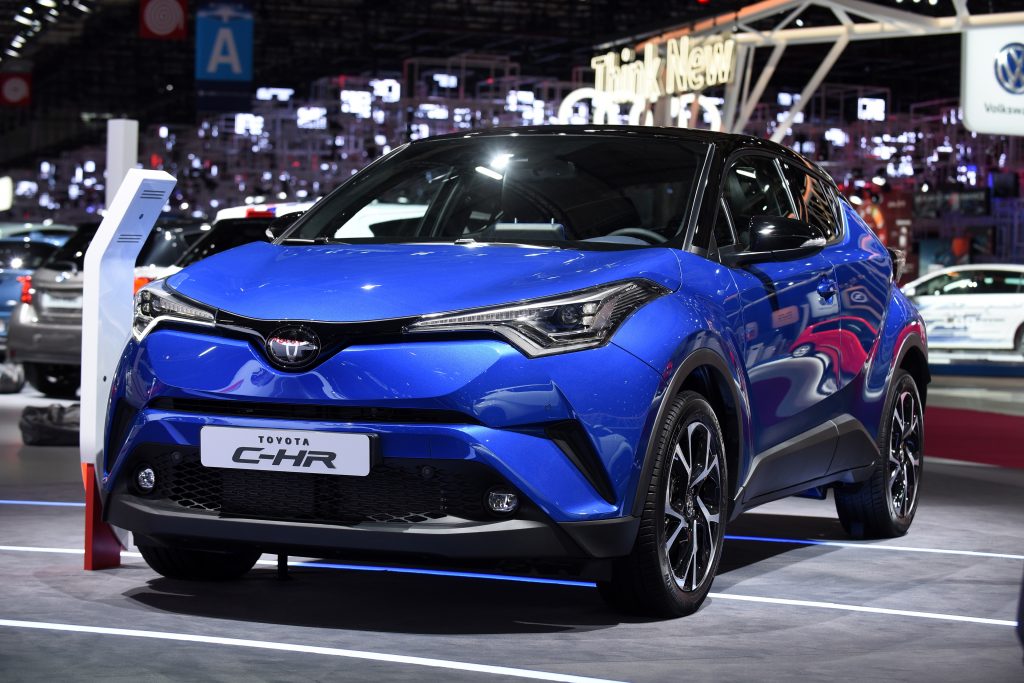 No estande da Toyota, o C-HR, um utilitário-esportivo compacto, é o que mais interessa aos brasileiros, pois pode vir para cá para encarar o Honda HR-V. Ele está sendo apresentado na sua versão de produção na mostra francesa 