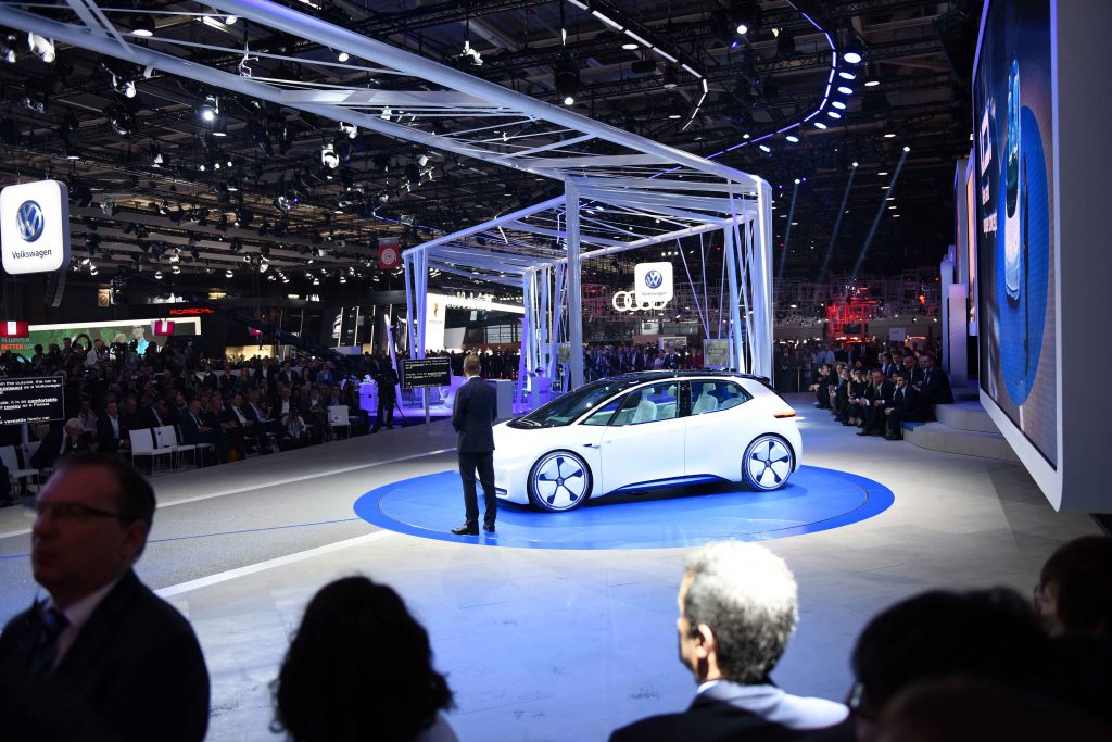 Um protótipo com motor elétrico de 170cv, com baterias que proporcionam uma autonomia de até 600 quilômetros. Assim é o I.D da Volkswagen, construído sobre a nova plataforma (MEB) para carros elétricos da VW. Também é destaque da marca alemã o novo Tiguan R-Line