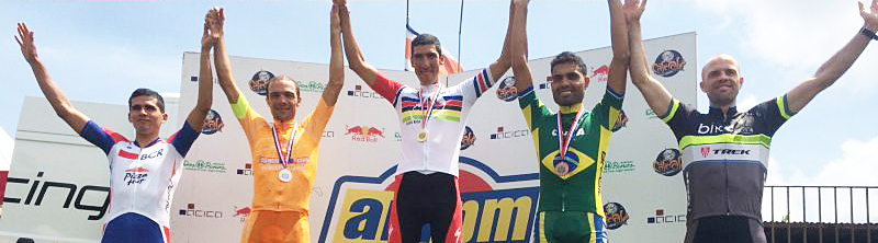 Pódio da categoria elite com os brasileiros Robson Ferreira (prata) e Alysson Serra (bronze) no pódio