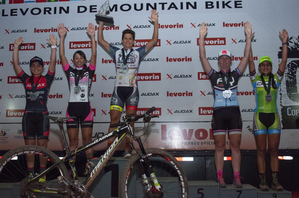 Pódio da elite feminino: sétimo título da biker mineira