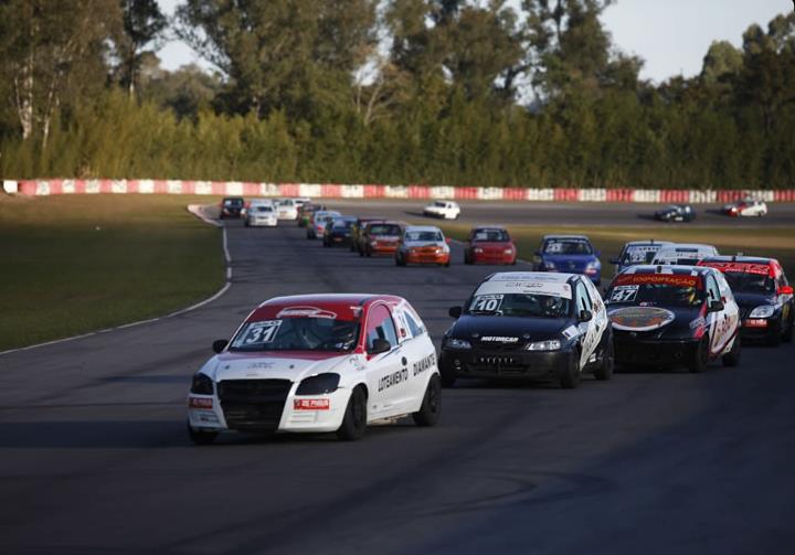 Equipes de vários estados do País disputam o Festival de Marcas e Pilotos, com expectativa de 40 carros na pista