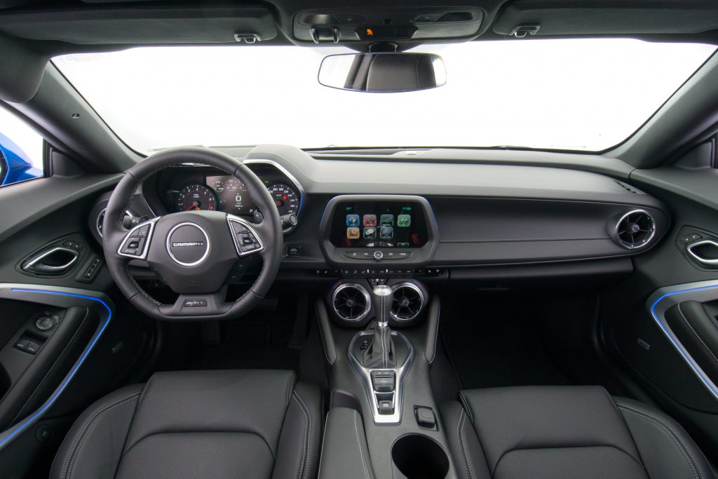 Interior do Camaro tem duas telas de oito polegadas que exibem diversas funções 
