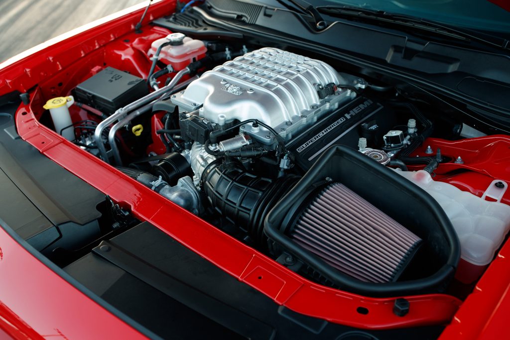 Debaixo do capô está o poderoso (o mais potente de série já produzido) V8 6.2 Hemi Demon com compressor, que gera impressionantes 851cv de potência e torque de 106,5 kgfm