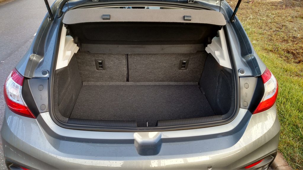 Com 290 litros de capacidade, o porta-malas é acanhado,mas fica dentro do espaço que um hatch médio oferece