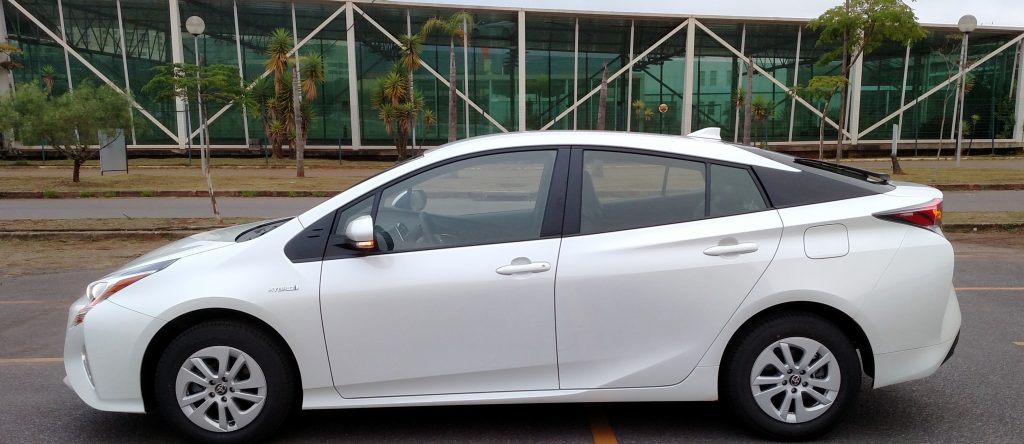 Todos os modelos Prius disponíveis para locação são brancos, hoje a cor da moda no mercado nacional