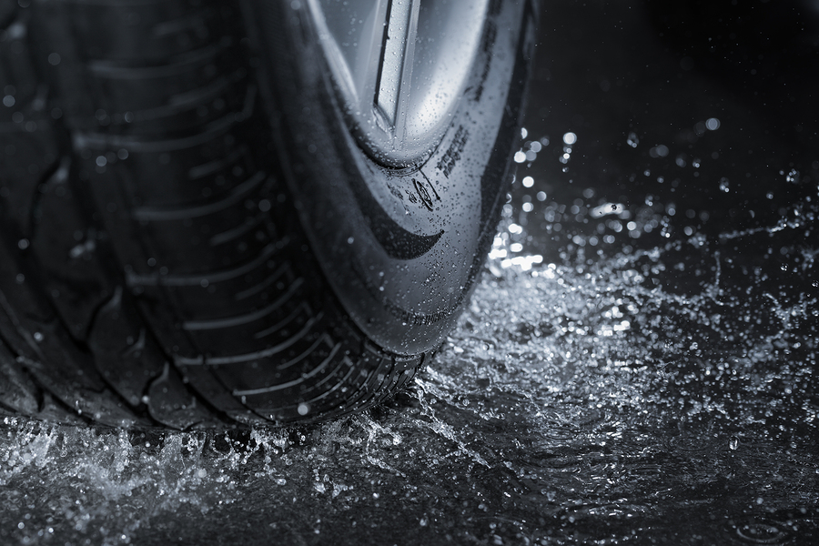 Com piso molhado, os perigos aumentam sobremaneira caso os pneus estejam mais gastos que o normal