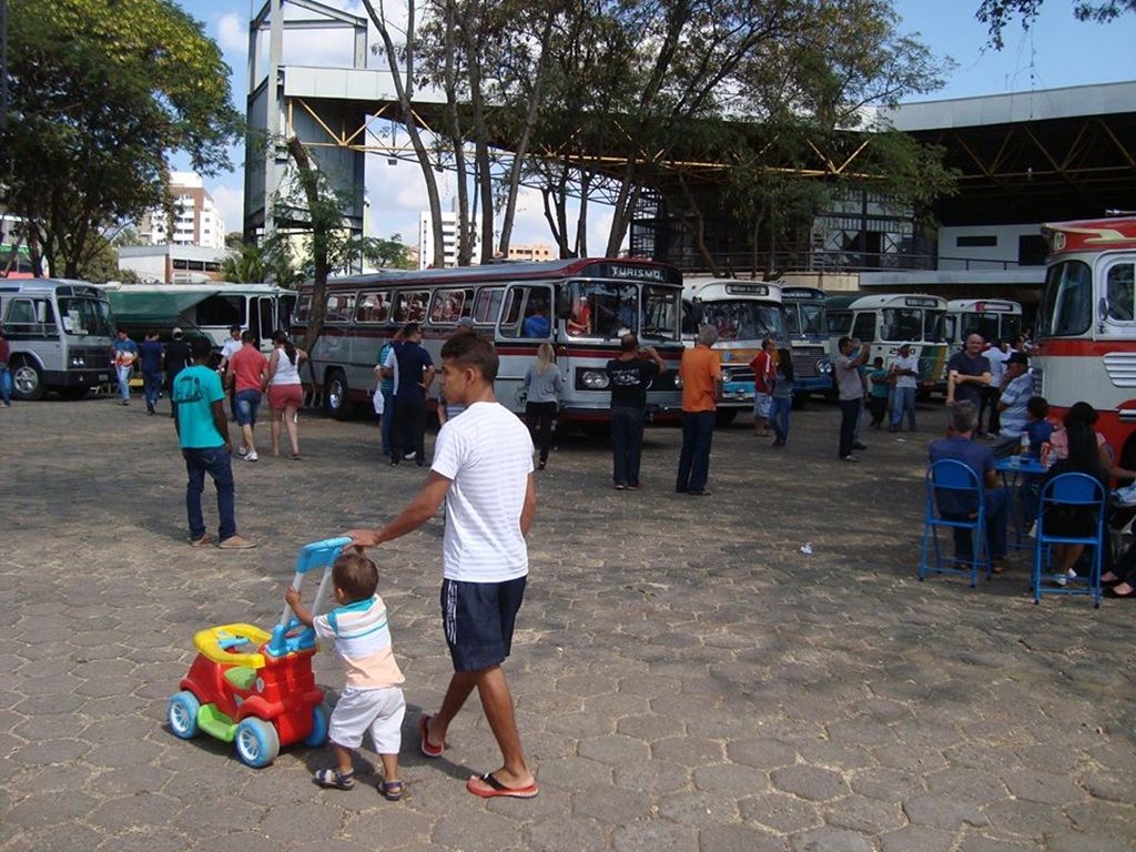 o palco para o encontro anual da Confraria do Ônibus é a Praça Frei Concórdio, bairro São Francisco, com entrada franca