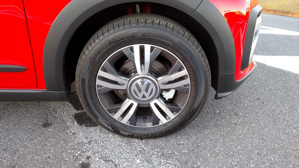 As rodas de liga de 15 polegadas têm novo desenho e são calçadas com pneus 185/60 R15