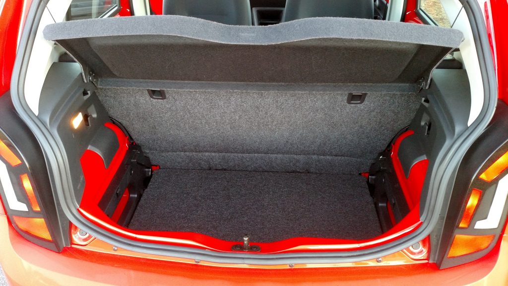 Porta-malas tem dois níveis e capacidade compatível com a de um hatch compacto