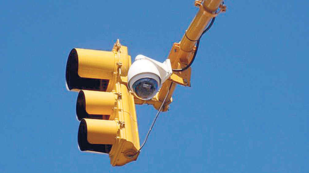 Os semáforos podem operar para que o trânsito flua de maneira mais inteligente usando câmeras de videomonitoramento
