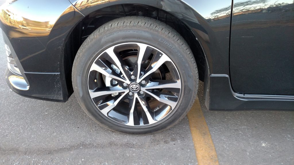 As rodas de liga de 17 polegadas têm bonito desenho e são calçadas com pneus 215/50 R17