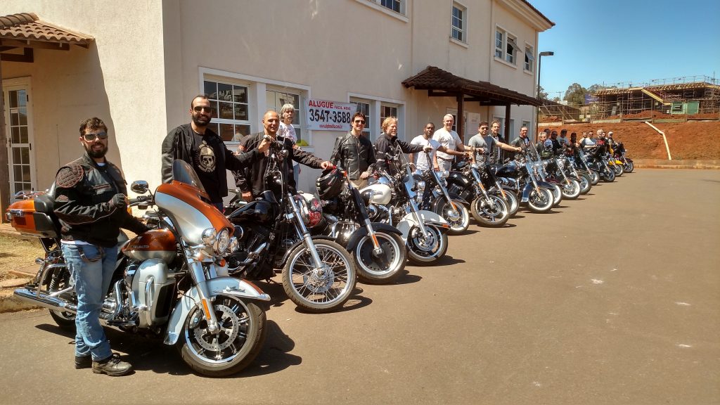 Perfilados em suas Harleys, os "alunos" estavam prontos para colocarem em prática a parte teórica do Rider Civilian