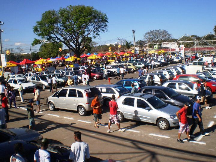O feirão do estacionamento do Minas Shopping já é tradicional aos domingos