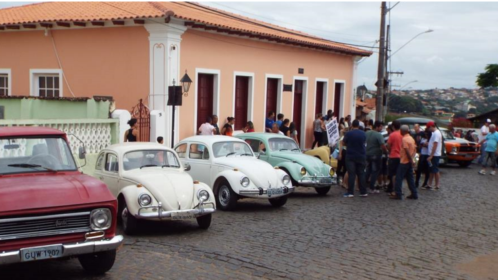 A segunda edição do encontro de carros antigos de Passa Tempo acontece na praça da Igreja Nossa Senhora da Glória