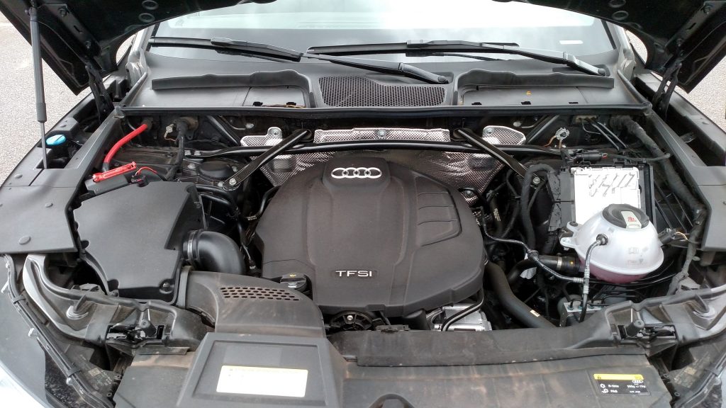 O motor 2.0 TFSI, com turbo e injeção direta de gasolina, gera 252cv de potência máxima e 37,7kgfm de torque máximo
