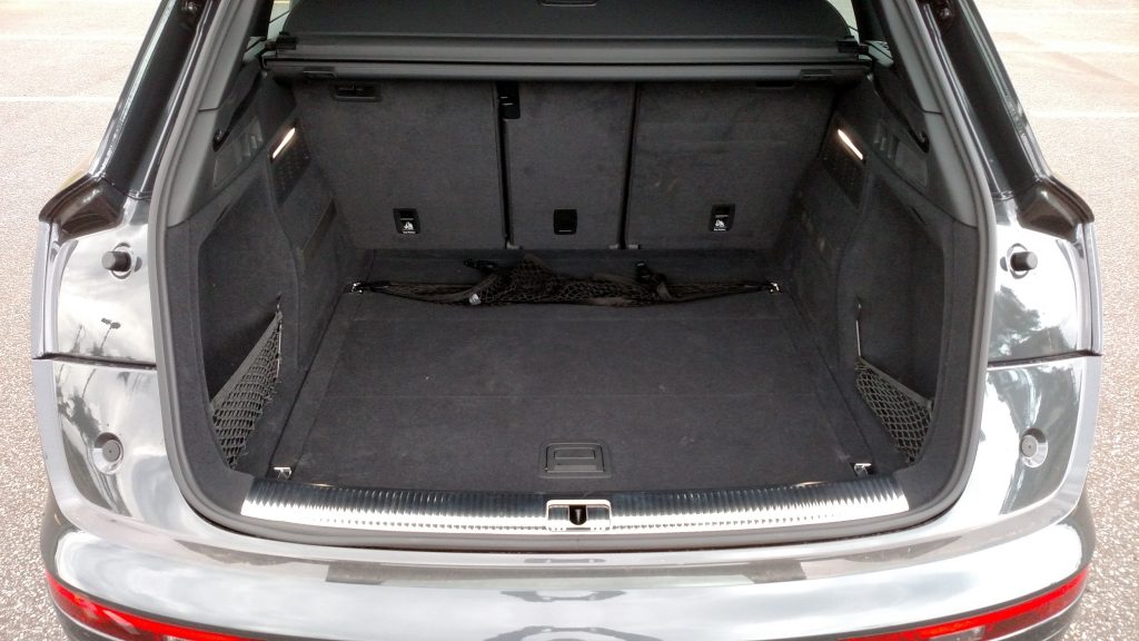 Dependendo da posição do encosto traseiro, a capacidade do porta-malas pode variar de 550 a 610 litros 