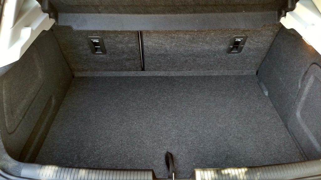 A capacidade do porta-malas de 290 litros fica um pouco abaixo da dos concorrentes, mas fica dentro do razoável