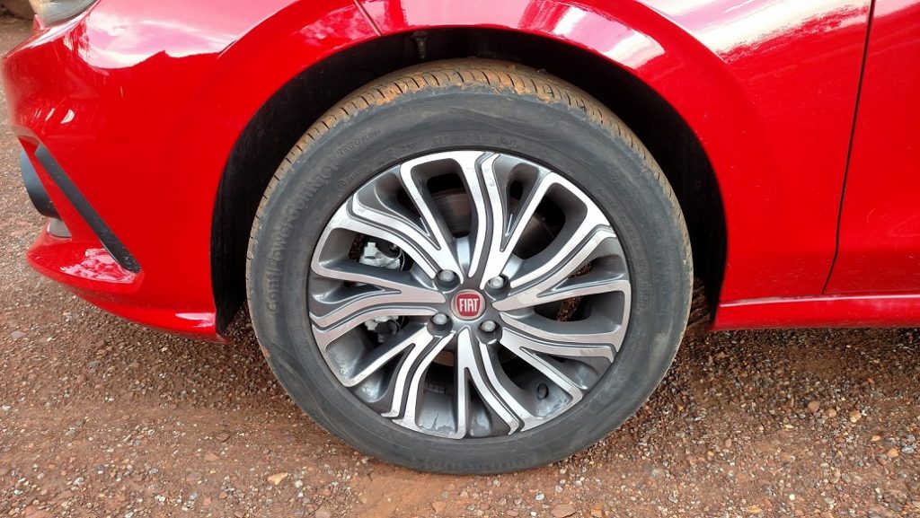 Calçadas com pneus 195/55 R16, as rodas de liga de 16 polegadas são opcionais