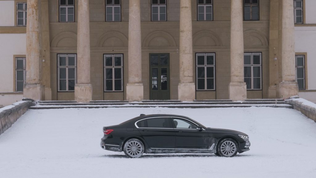 No filme, o sedã alemão roda na neve na Rússia