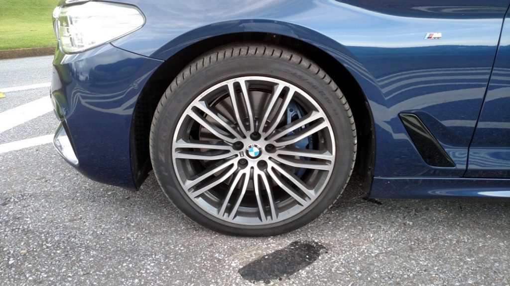 As rodas de 19 polegadas deixam à mostra as enormes e eficientes pinças de freio