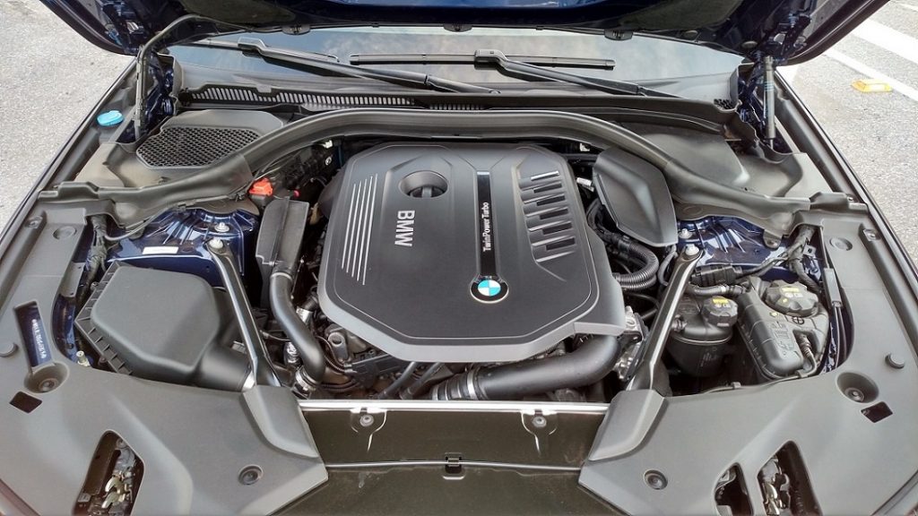 Motor 3.0 de seis cilindros e duplo turbo gera 340cv de potência e 45,9kgfm de torque