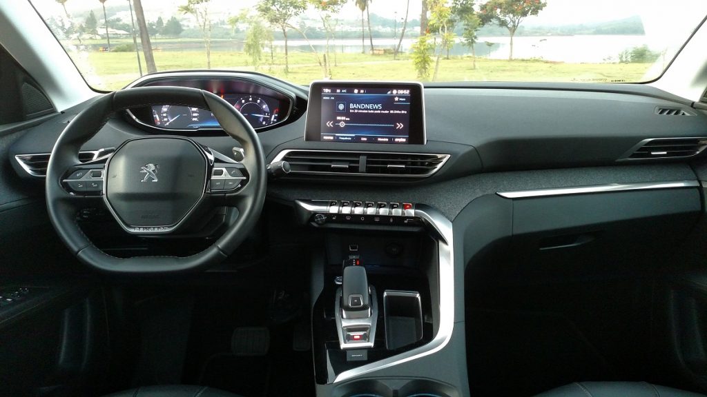 O novo 3008 traz o conceito i-Cockpit, que junta o volante pequeno com informações no campo visual do motorista