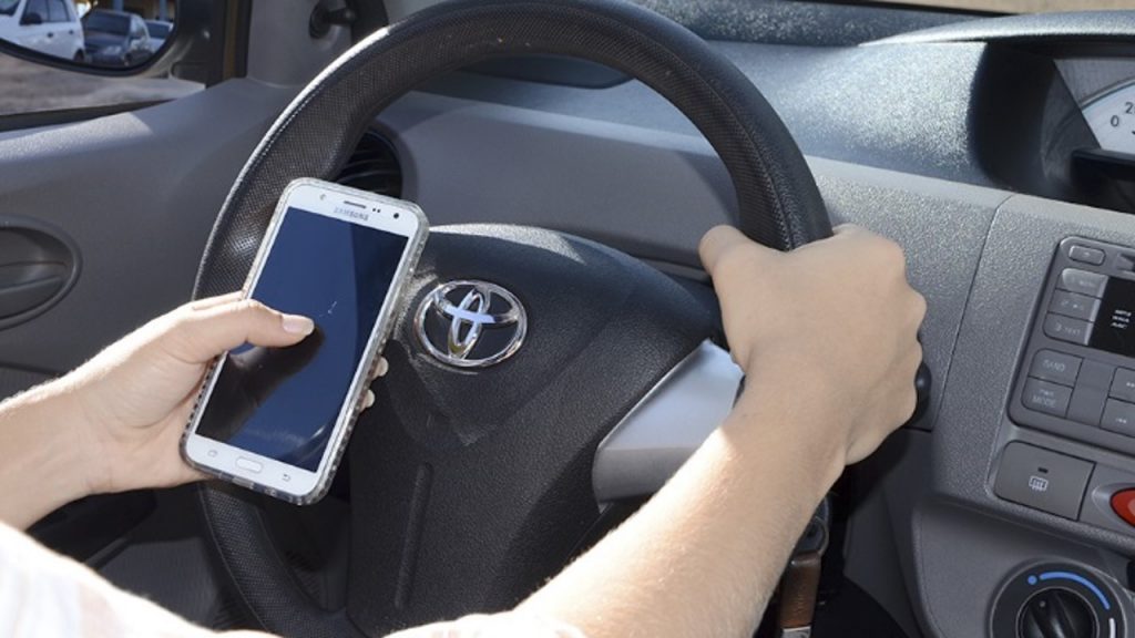 Usar o celular enquanto dirige: hoje é o que há de mais perigoso no trânsito