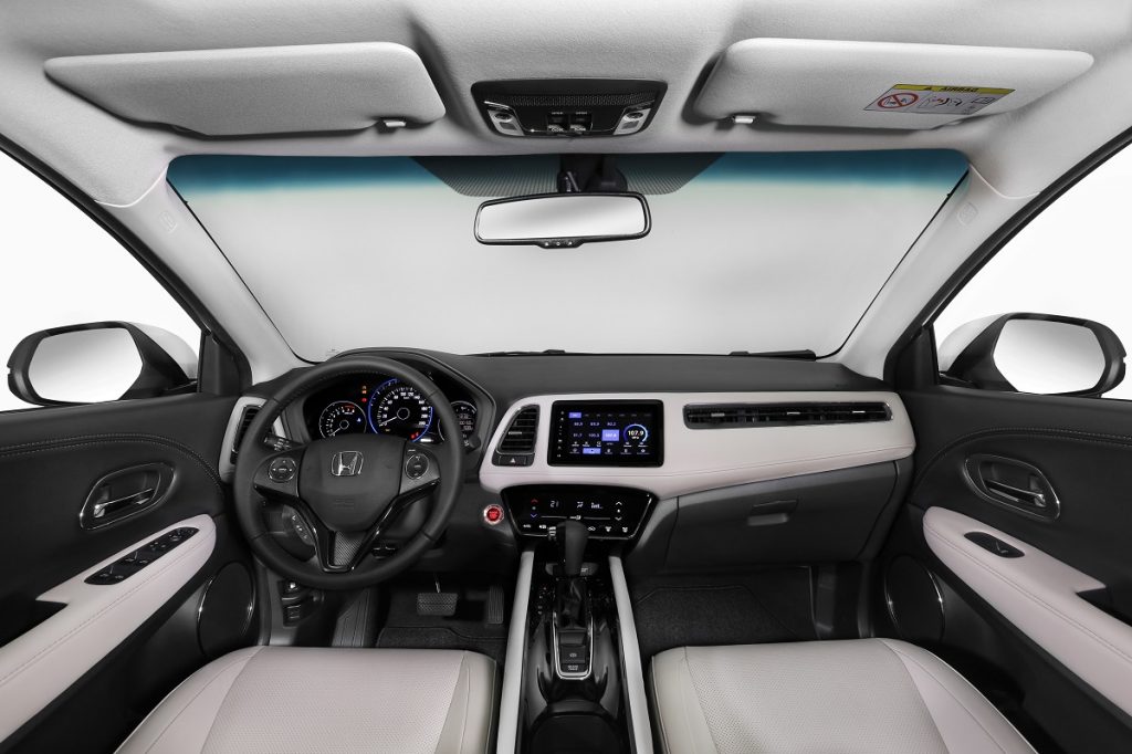 A versão Touring recebe a central multimídia de sete polegadas touchscreen (Foto: Honda/Divulgação)
