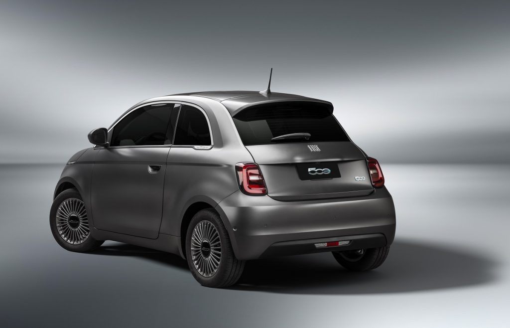 Fiat 500e de traseira