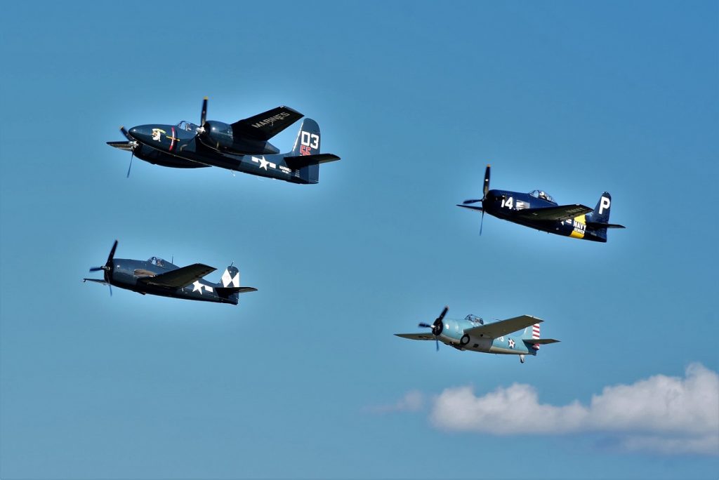 Formação de respeito F7F Tigercat (canto superior esquerdo), F8F Bearcat, F6F Hellcat e o F4F Wildcat (canto inferior direito)