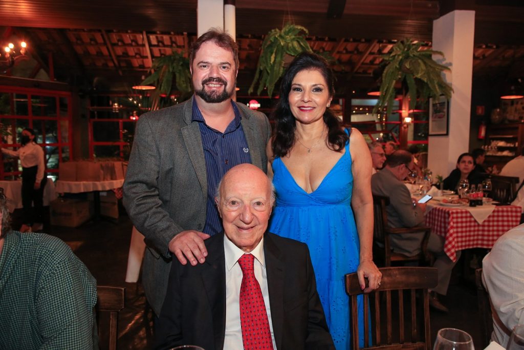O editor do Acelera Aí, Luís Otávio Pires, com a organizadora da premiação, Cláudia Carsughi e seu pai Cláudio Carsughi, o grande homenageado