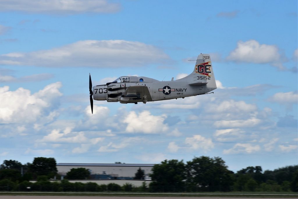 Douglas A-1 Skyraider de lado