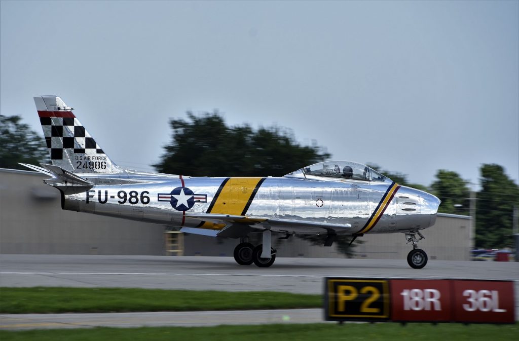 North American F-86 Sabre de lado