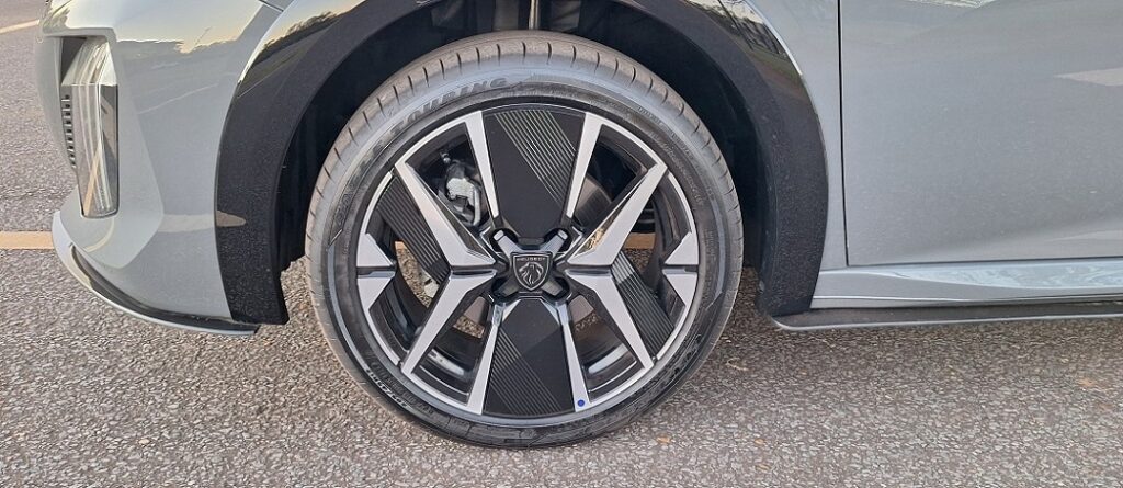 O atributo alt desta imagem está vazio. O nome do arquivo é Teste-Peugeot-208-GT-14-1024x445.jpg