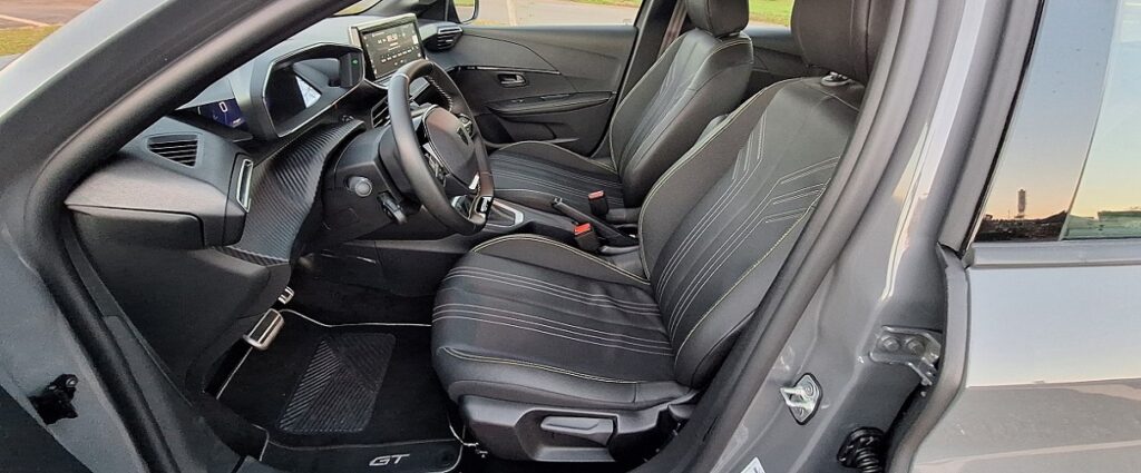 O atributo alt desta imagem está vazio. O nome do arquivo é Teste-Peugeot-208-GT-9-1024x425.jpg